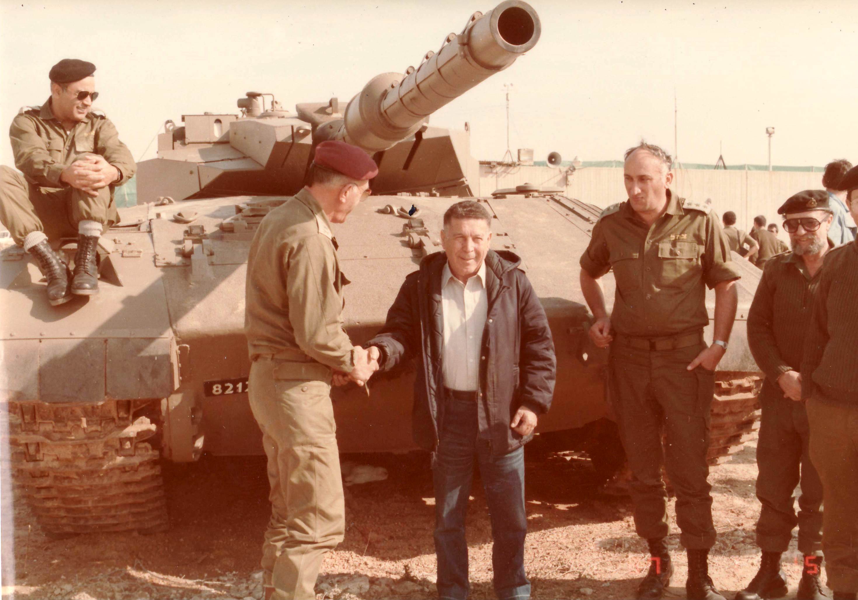 תמונה של ינואר 1987- ביקור הרמטכ"ל משה לוי בפרויקט המרכבה