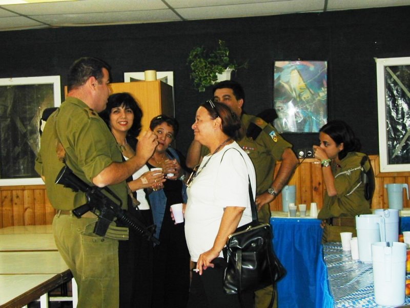 תמונה של יחש"מ 703 מארח קהילת מבוגרים בבסיסי היחש"מ יוני 2001